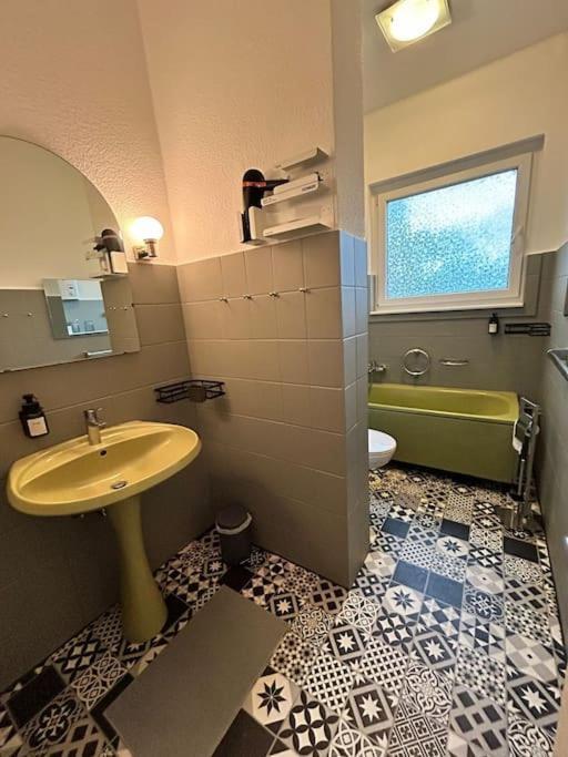 Duplex Apartment Ullstein- 4 Bedrooms, 2 Bathrooms, Living Room, 2 Parking Spaces, Boxspringbeds, Family & Business Apartment! Berlin Exterior photo